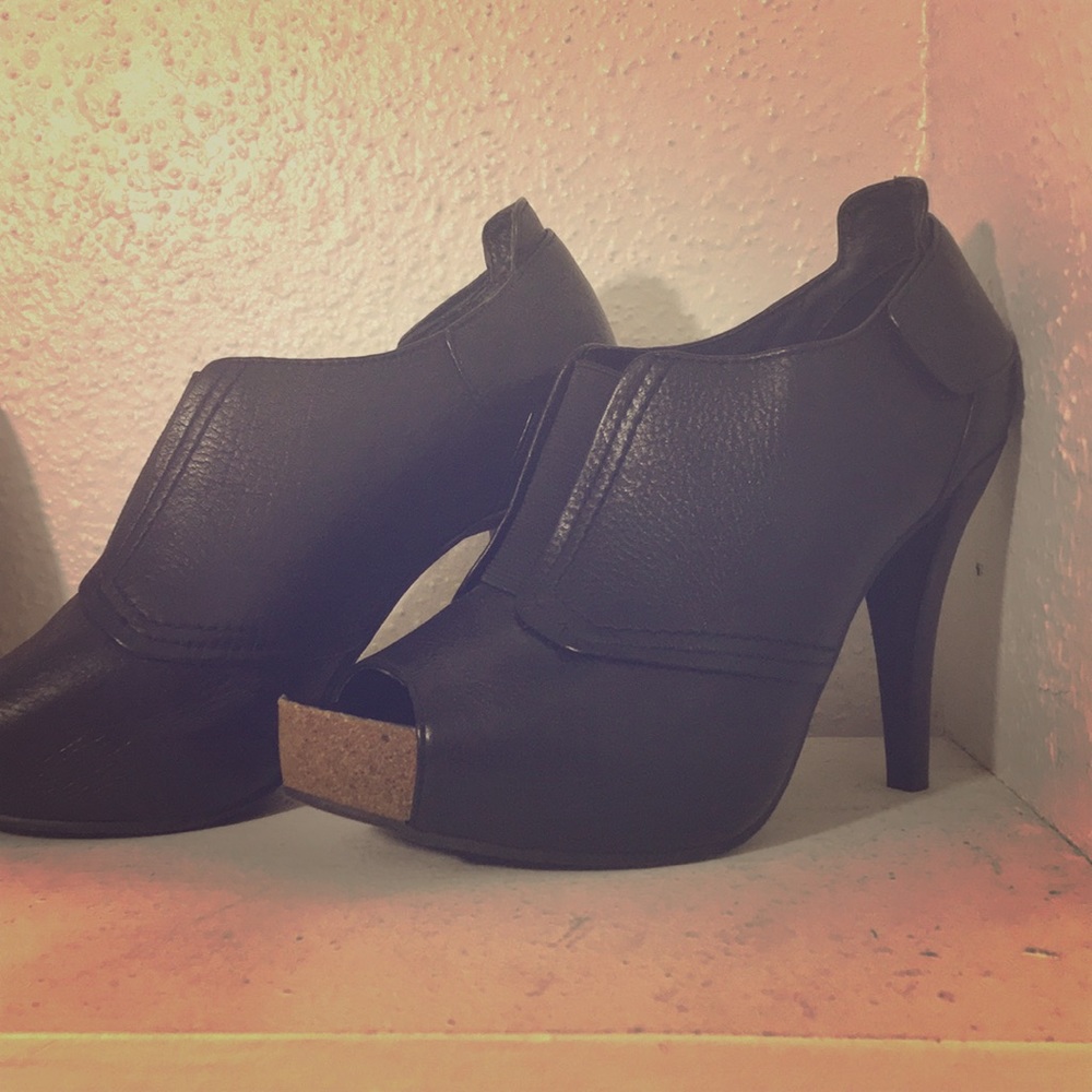 Vince camuto black bootie heels leather